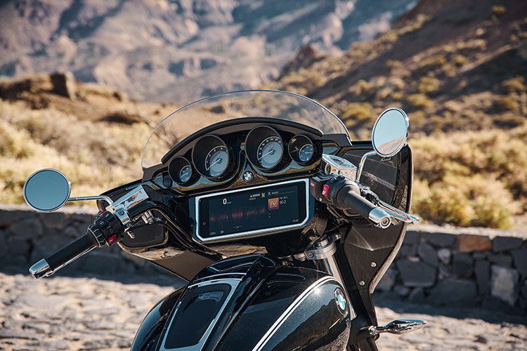 BMW R18 B và R18 Transcontinental tại Việt Nam gây ấn tượng với thiết kế tinh giản và kiểu dáng cứng cáp, mạnh mẽ. Ngoại hình xe độc đáo nhờ khung sườn được gia công bằng thép ống đôi chịu lực, kết hợp cùng gắp sau tạo nên một khối liền mạch. Các chi tiết như bình xăng hình giọt nước 24 lít hay trục các-đăng lộ thiên làm nổi bật nét hoài cổ.