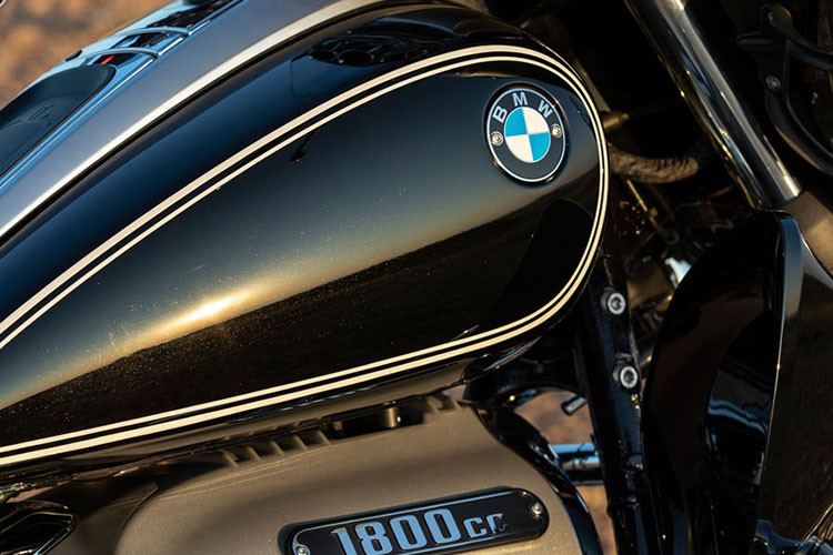 Ở R18 Transcontinental, kính chắn gió của xe có kích thước cao hơn, yên xe dày hơn và có thêm một thùng chính phía sau yên hành khách. Sự khác biệt này đã khiến cho BMW R18 Transcontinental tại Việt Nam trông giống một chiếc xe đường dài đa dụng và sang trọng, trong khi R18 B là chiếc Bagger sành điệu với "sự tinh giản" đặc trưng.