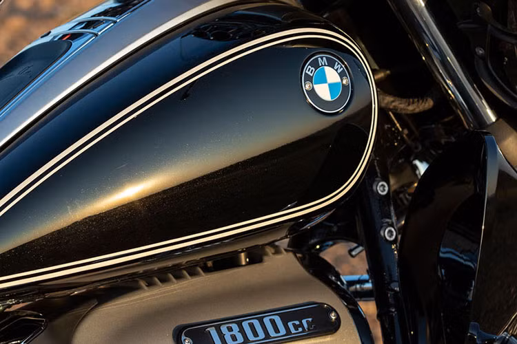 Ở R18 Transcontinental, kính chắn gió của xe có kích thước cao hơn, yên xe dày hơn và có thêm một thùng chính phía sau yên hành khách. Sự khác biệt này đã khiến cho BMW R18 Transcontinental tại Việt Nam trông giống một chiếc xe đường dài đa dụng và sang trọng, trong khi R18 B là chiếc Bagger sành điệu với "sự tinh giản" đặc trưng.