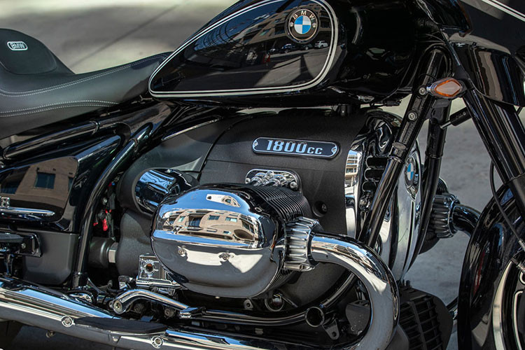 Nét đặc trưng của xe còn thể hiện ở trang bị đèn pha LED dạng tròn cổ điển, tích hợp công nghệ nghiêng theo góc lái (Adaptive headlight) và điều khiển hành trình chủ động ACC (Active Cruise Control), là hệ thống tiên tiến của DCC, với cảm biến Radar Sensor, luôn giữ đều tốc độ và khoảng cách với xe phía trước theo tùy chỉnh của người lái, đảm bảo sự thoải mái và an toàn tối đa. Ở R18 Transcontinental còn có thêm 2 đèn trợ sáng LED giúp hỗ trợ chiếu sáng.