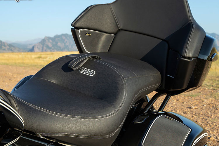 Ở phiên bản First Edition, R18 B và R18 Transcontinental có diện mạo ấn tượng với những chi tiết mạ crôm được sắp xếp tinh tế, kết hợp cùng hai đường sơn sọc trắng cổ điển trên bình xăng và chắn bùn sau.