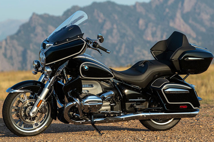 Tại Việt Nam, cả hai mẫu xe đều được nhập khẩu chính hãng từ Đức. Trong khi R18 B phân phối hai phiên bản tiêu chuẩn và First Edition với 3 màu sắc đa dạng, thì R18 Transcontinental sở hữu duy nhất một phiên bản là First edition với 1 tuỳ chọn màu.