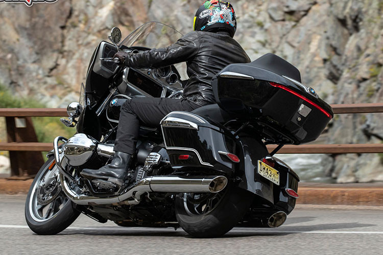 Trái tim của R18 B và R18 Transcontinental chính là động cơ Big Boxer 2 xi lanh, 4 thì dung tích 1.802 cc đạt tiêu chuẩn khí thải EURO 5, được phát triển dành riêng cho series R18. Với khả năng sản sinh công suất 91 mã lực tại 4.750 vòng/phút, mô-men xoắn đạt 158 Nm tại 3.000 vòng/phút và lực kéo vượt 150 Nm từ 2.000 - 4.000 vòng/phút. 