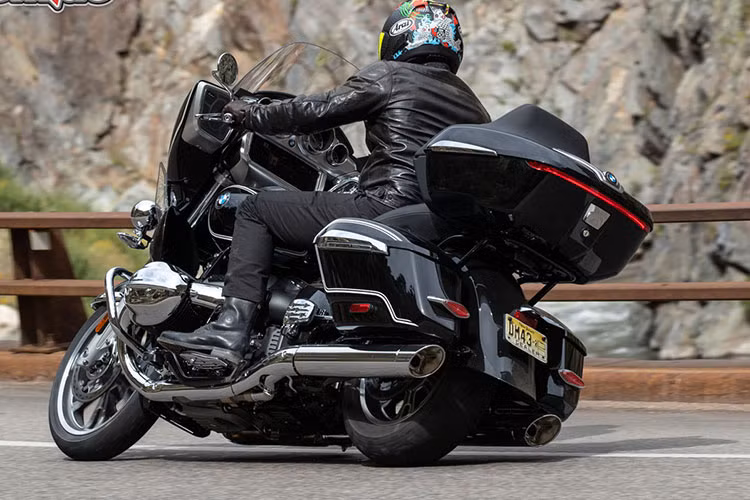 Trái tim của R18 B và R18 Transcontinental chính là động cơ Big Boxer 2 xi lanh, 4 thì dung tích 1.802 cc đạt tiêu chuẩn khí thải EURO 5, được phát triển dành riêng cho series R18. Với khả năng sản sinh công suất 91 mã lực tại 4.750 vòng/phút, mô-men xoắn đạt 158 Nm tại 3.000 vòng/phút và lực kéo vượt 150 Nm từ 2.000 - 4.000 vòng/phút. 