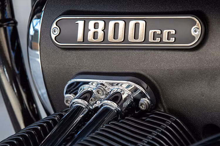 Xe trang bị 3 chế độ lái tiêu chuẩn "Rain", "Roll" và "Rock" kết hợp cùng hệ thống kiểm soát chống trượt (ASC), kiểm soát phanh động cơ (MSR), số lùi và khởi hành ngang dốc (HSC). Một trang bị hoàn toàn mới trên R18 B và R18 Transcontinental là bảng đồng hồ cơ học đậm chất cổ điển giúp hiển thị trực quan thông tin vận hành của xe, đi kèm màn hình TFT 10,25 inch hỗ trợ kết nối thông minh Connectivity.