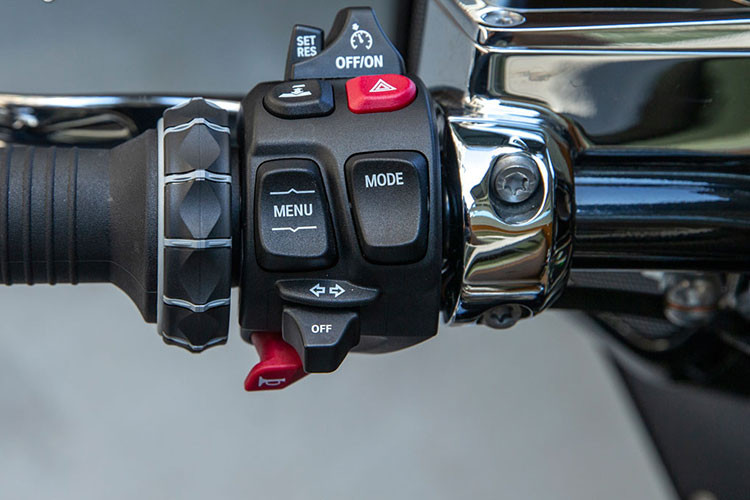 Với thiết kế được áp dụng theo triết lý công thái học hài hoà, R18 B và R18 Transcontinental có vị trí đặt chân nằm ngay phía sau xi-lanh, được gọi là "mid-mounted footpegs", cho phép người lái ở tư thế thoải mái và chủ động trên mọi hành trình. Ở R18 Transcontinental, xe còn được trang bị thêm hệ thống sưởi ấm yên. 