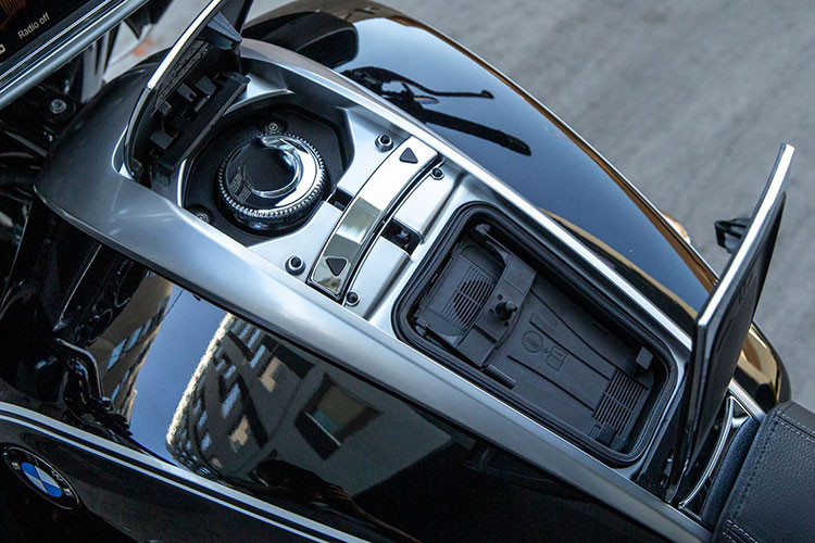 Điều làm nên sự khác biệt của R18 B và R18 Transcontinental chính là bộ quây mở rộng ra hai bên kết hợp với kính chắn gió cỡ lớn tạo nên sự độc đáo của xe và hạn chế tối đa tác động thời tiết đến người lái. Ngoài ra, phần đuôi xe được bổ sung thêm 2 thùng đựng đồ gắn hai bên hông.