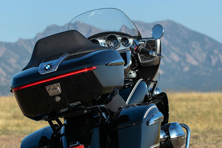 Bên cạnh đó, phiên bản này có được bổ sung thêm logo BMW bằng thép trên yên, dòng chữ "First Edition" ở hai bên thân xe và chìa khóa tạo nên sự khác biệt và khẳng định đẳng cấp của mẫu xe Touring đến từ BMW Motorrad.