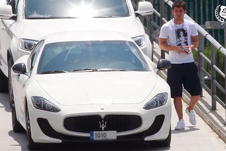 Chiếc xe thể thao Italy - Maserati Gran Turismo S đời 2008 cũng là mẫu xe gắn tiền với tên tuổi của siêu sao Messi và được anh sử dụng từ lúc mua về khi xe vừa ra mắt cho đến nay. Thời điểm đó, giá trị của Maserati Gran Turismo S của Messi rơi vào khoảng 140.000 USD.