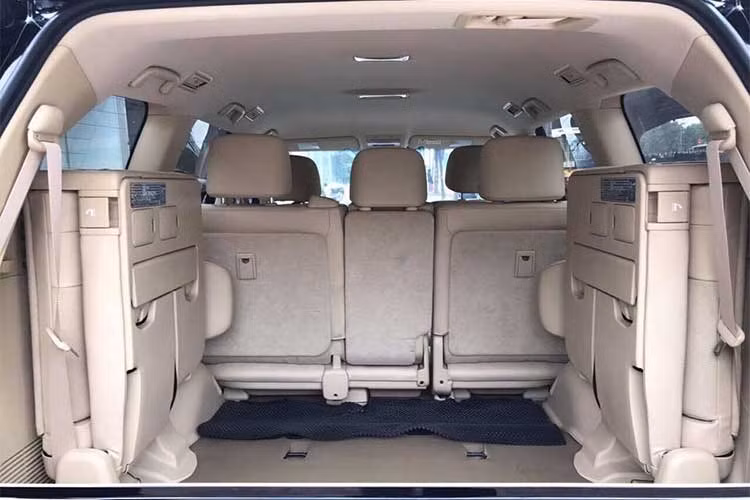 Xe được trang bị khối động cơ xăng V8, DOHC, Dual VVT-i, dung tích 4,6 lít với công suất tối đa 304 mã lực và mô-men xoắn cực đại 439 Nm, ddi kèm hộp số tự động 6 cấp. Tính năng an toàn gồm; hệ thống chống bó cứng phanh ABS, phân bổ lực phanh điện tử EBD, hỗ trợ lực phanh khẩn cấp BS, cân bằng điện tử VSC,... và 10 túi khí.