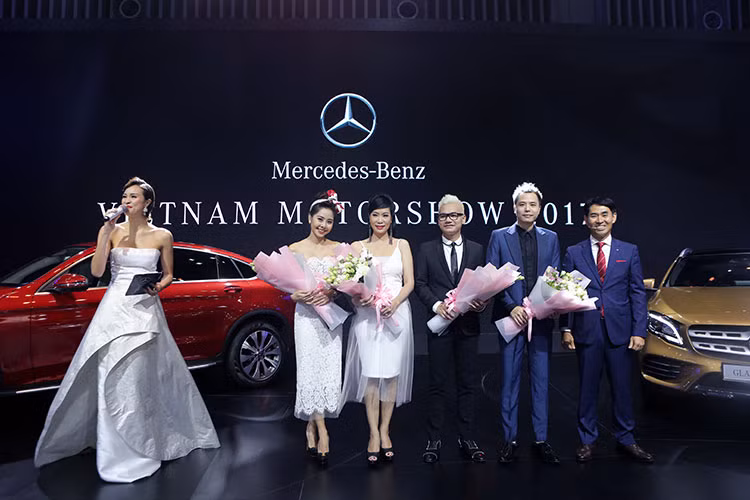 Sau một năm vắng bóng tại Triển lãm ôtô lớn nhất Việt Nam, thương hiệu xe sang Mercedes-Benz trở lại VMS 2017 lần này với mọt gian hàng hoành tráng trưng bày tới 25 mẫu xe sang như các dòng C-Class, GLC, E-Class, S-Class, thương hiệu siêu sang Maybach... và nổi bật với mẫu xe C-class nâng cấp và GLA mới.
