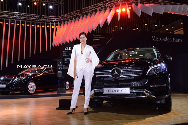 Mâm xe trên GLA 200 đã được thay mới bằng loại 5 chấu đơn, uống cong và lớn dần ở phía vành rất cá tính. Trong khi đó, GLA 250 4MATIC sở hữu gói thiết kế ngoại thất thể thao AMG sắc sảo, bắt mắt kết hợp với mâm xe thể thao AMG 19 inch 2 màu tương phản.