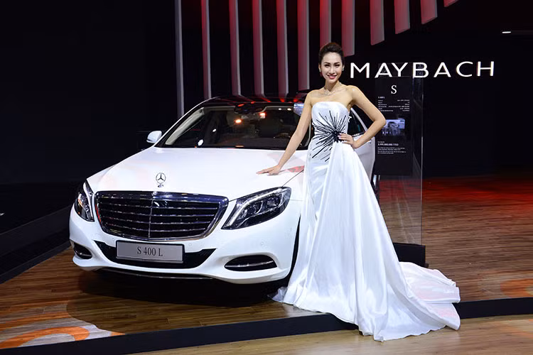 Là dòng xe siêu sang với mức giá bán tương đối "mềm" cùng nội thất xe siêu sang của Mercedes-Maybach, hai phiên bản S500 và S400 4Matic được xem như "át chủ bài" trong việc hoàn thành mục tiêu, thậm chí vượt doanh số trong năm nay của Mercedes-Benz Việt Nam đề ra. Những chiếc xe siêu sang này có mặt tại VMS 2017 càng làm tăng giá trị cũng như sự đa dạng trong phân phúc của thương hiệu ngôi sao 3 cánh.