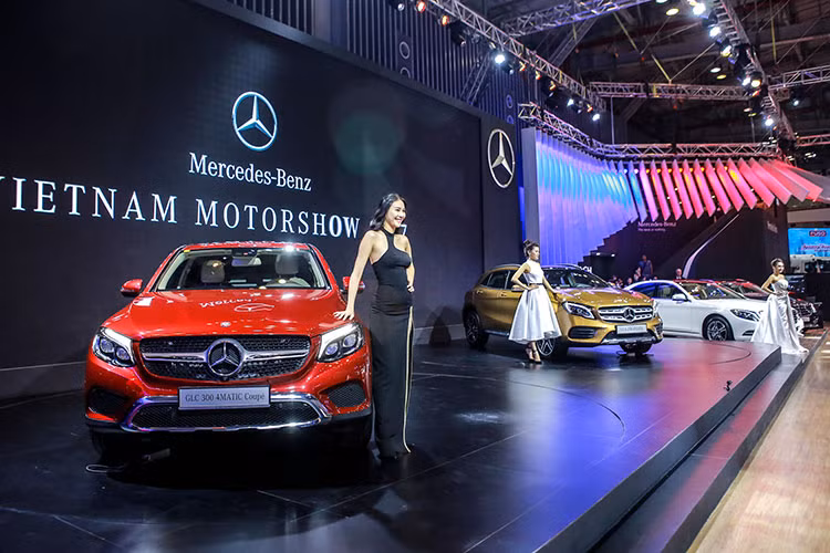 Giá bán của 3 phiên bản C 200, C 250 Exclusive và C 300 AMG với trang bị mới lần lượt là 1,489, 1,729 và 1,949 tỷ đồng (đã bao gồm thuế GTGT).