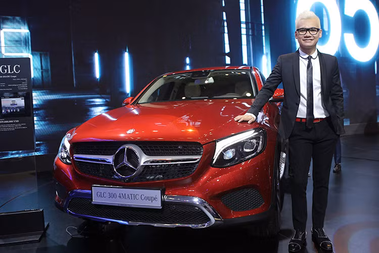 Phiên bản C 250 Exclusive và C 300 AMG sẽ sở hữu thiết kế mâm xe hiện đại và thể thao hơn (18 inch 5 chấu kép và 19 inch đa chấu AMG). Ngoài ra, 2 màu sắc cực kỳ thời thượng là Xanh Brilliant và Nâu Citrine sẽ lần đầu xuất hiện trên C-Class.