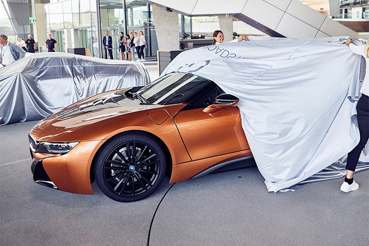 Được biết, vị giám đốc bán hàng của của hãng xe sang BMW đã cùng với các nhà thiết kế và quản lý dự án của i8 đã có mặt tại lễ bàn giao để chúc mừng 18 vị khách may mắn này cũng như chia sẻ câu chuyện xung quang việc tạo ra chiếc xe thể thao mui trần này.