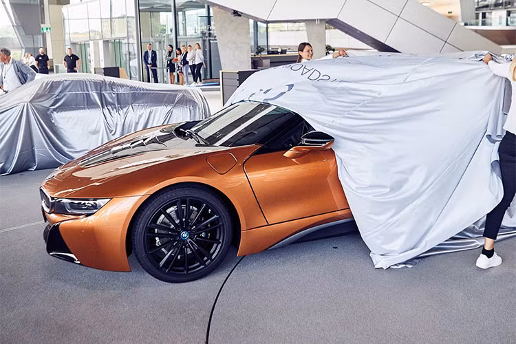 Được biết, vị giám đốc bán hàng của của hãng xe sang BMW đã cùng với các nhà thiết kế và quản lý dự án của i8 đã có mặt tại lễ bàn giao để chúc mừng 18 vị khách may mắn này cũng như chia sẻ câu chuyện xung quang việc tạo ra chiếc xe thể thao mui trần này.