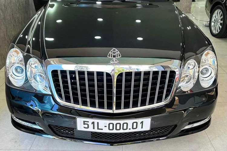 Mới đây, chiếc biển số siêu đẹp 51L-000.01 đã được đăng ký cho xe Maybach 62S siêu sang, đặc biệt hơn chiếc xe này đã dừng sản xuất 1 thập kỷ trước và hiện nay, nó đang là hàng hiếm có khó tìm cho các đại gia ở dải đất hình chữ S này.