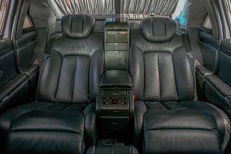 Chiếc Maybach 62S đeo biển 51L-000.01 có thể thấy, xe thuộc phiên bản nâng cấp cuối cùng, trước khi thương hiệu Maybach bị khai tử, điều này thể hiện rõ nét nhất qua dải đèn LED chiếu sáng ban ngày xuất hiện 2 hốc gió trước, số nan lưới tản nhiệt tăng thêm mỗi bên 1 nan, tất cả đều được mạ crôm bóng loáng.