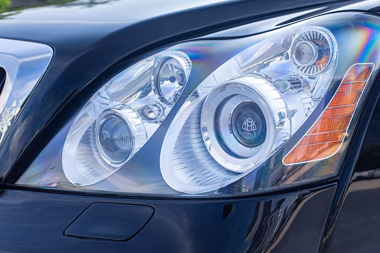 Về độ đẹp và VIP của biển 51L-000.01, giới chơi biển cho rằng chỉ xếp sau các biển ngũ quý như 6, 8 và 9, lý do, các biển số như 51L-000.01 thể hiện quyền lực là độc nhất, không có chiếc biển số 2 như vậy. Ngoài ra, đây cũng là biển tứ quý đầu tiên, nên không ít người săn lùng biển này.