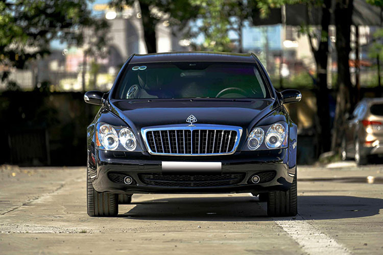 Động cơ kết hợp cùng hộp số 5 cấp, nhờ đó, chiếc xe siêu sang Maybach 62S tăng tốc từ vị trí xuất phát lên 100 km/h chỉ trong vòng 4,5 giây trước khi đạt vận tốc tối đa 250 km/h. Vào thời điểm mới về Việt Nam, giá xe Maybach 62S sau thuế được cho là lên đến trên 1 triệu USD (tương đương khoảng hơn 20 tỷ đồng).