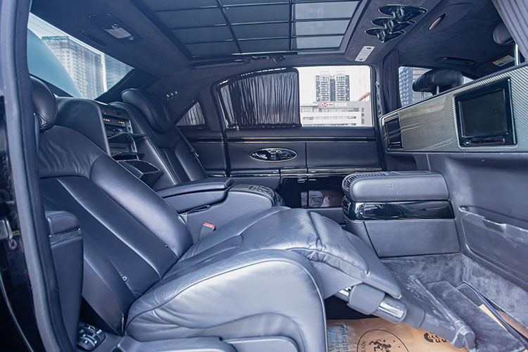 Tên dòng xe Maybach cho biết chiều dài của xe, chẳng hạn Maybach 62 hay 62S ám chỉ chiếc xe này sẽ có chiều dài 6,2 m. Chưa hết, chữ S này còn viết tắt của từ Special, là phiên bản đặc biệt của Maybach 62, trong đó, thay đổi nhiều nhất sẽ nằm bên trong khoang lái dành cho các khách VIP với hàng ghế sau riêng tư, có vách ngăn, trần kính cùng nhiều thứ đồ chơi xịn khác.