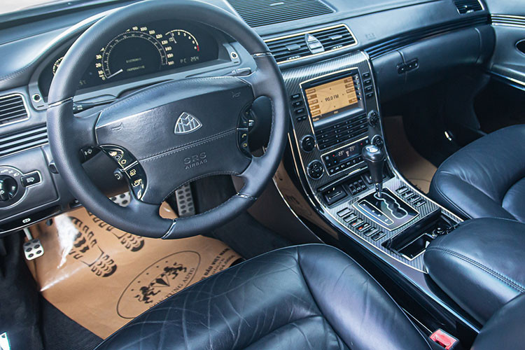 Điểm nhận dạng của Maybach 62S so với các xe Mercedes-Benz S-Class cùng đời là đèn pha đôi thiết kế hình chữ M, lưới tản nhiệt 23 hoặc 11 hay 13 nan, đèn hậu có dài hết đuôi xe nhưng tổng thể, nó không có sự đột phá trong ý tưởng ngoại hình như BMW đã làm với Rolls-Royce.