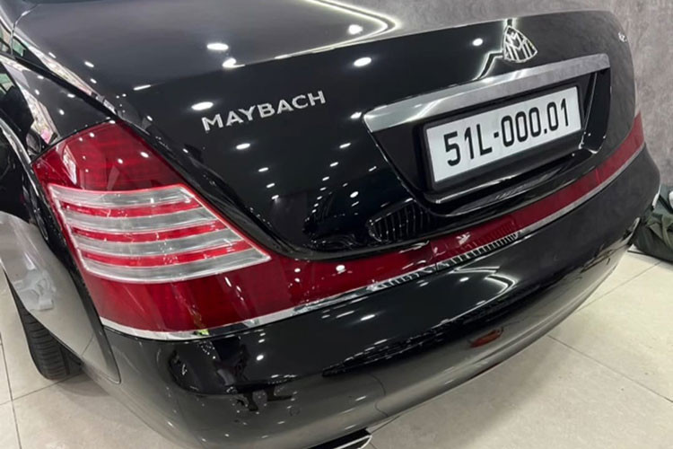Chính vì thế, việc chiếc xe siêu sang thuộc dạng hàng hiếm là Maybach 62S đeo siêu biển tứ quý đầu tiên của đầu số 51L tại TP HCM, đã khiến không ít người phải thốt lên xe và biển đều xứng tầm.