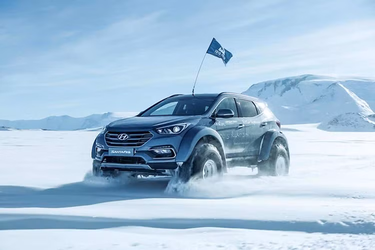 Hyundai Santa Fe Endurance vẫn được trang bị động cơ Diesel 2.2 lít với hệ thống dẫn động 4 bánh. Phiên bản Santa Fe tại Anh có cấu tạo 7 chỗ ngồi, trang bị cửa sổ trời, cốp sau đóng/mở bằng điện, điều khiển hành trình thông minh, Camera xung quanh xe và tự động phanh khẩn cấp.