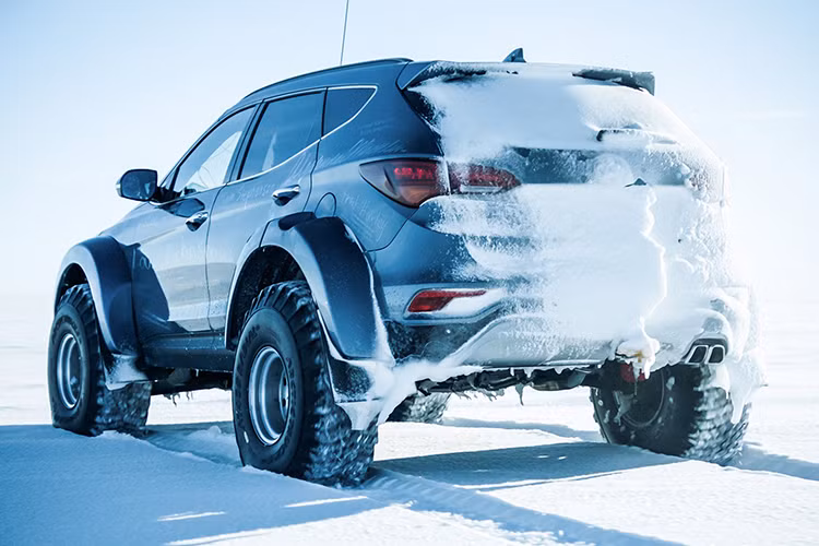 Bên cạnh bánh và hệ thống treo, chiếc xe còn có các vòm bánh nới rộng, máy sưởi để đảm bảo độ bền cho các chi tiết quan trọng khỏi bị phá hủy do nhiệt độ thấp, bình nhiên liệu lớn hơn và một công tắc để chuyển sang sử dụng loại dầu Jet A-1 - loại nhiêu liệu duy nhất có mặt ở Nam Cực.