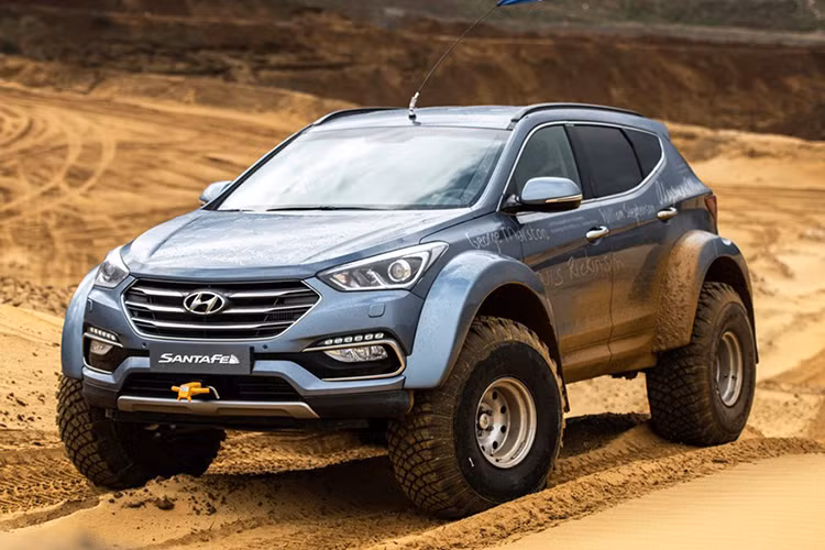 Phiên bản Santa Fe Endurance Edition hoàn toàn mới này sẽ có một số điểm khác biệt với các phiên bản thường ở logo “Endurance” đặc biệt được được đặt trên cột B và thảm sàn nội thất, cộng với mâm xe 19 inch 6 chấu hình chữ Y sơn đen đi cùng vỏ 235/55 R19.