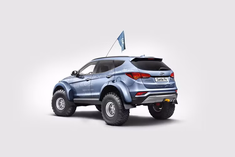 Phiên bản bền bỉ Santa Fe Endurance Edition sẽ có 5 màu sơn tùy chọn bao gồm: Trắng Creamy, Trắng Ngọc trai, Bạc kim loại, Đen và Xanh kim loại. Chỉ có 500 chiếc Santa Fe Endurance Edition được hãng xe Hyundai xuất xưởng tại Anh quốc và mỗi chiếc sẽ có giá từ 38,995 Bảng Anh (khoảng 49.996 USD - tương đương 1,13 tỷ đồng).