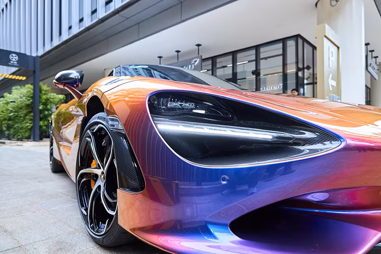 Hãng xe McLaren đã sử dụng nhiều các bộ phận bằng sợi carbon hoặc vật liệu mới tối ưu trọng lượng để "ép cân" triệt để cho 750S. Trọng lượng thô của McLaren 750S khoảng 1.227 kg, nhẹ hơn 30 kg so với 720S.