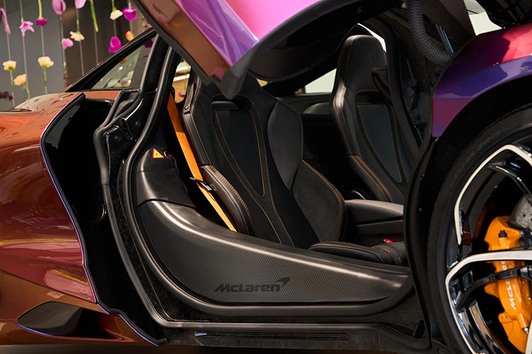 750S cũng được bổ sung 2 phím điều khiển tại rìa bảng đồng hồ taplo kỹ thuật số nhằm điều chỉnh các tính năng vận hành khác. Một công nghệ mới được ra mắt trên 750S là McLaren Control Launcher (MCL) bổ sung thêm một góc theo dõi giao diện xe cho người lái.