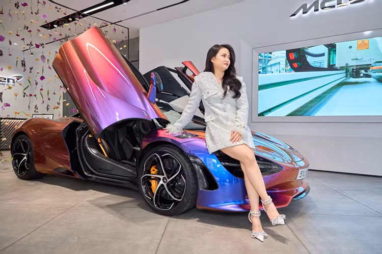 Chiếc siêu xe McLaren 750S đeo biển tứ quý 9 này chính thức ra mắt thị trường Việt từ ngày 17/4 với hai phiên bản Coupe và Spider, đi cùng giá bán lần lượt là 19,999 tỷ đồng và 21,699 tỷ đồng.