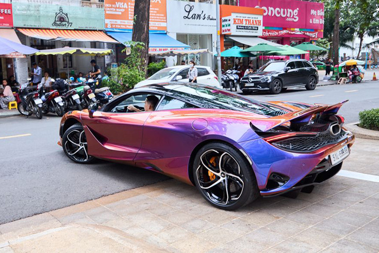 McLaren 750S có khả năng tăng tốc từ 0 – 100 km/h trong 2,8 giây và 0 – 200 km/h trong 7,2 giây (với bản Spider là 7,3 giây). Khả năng tăng tốc khi vào số được cải thiện bằng cách tối ưu hóa hộp số truyền động và phương thức kiểm soát chế độ kick down được cải tiến.