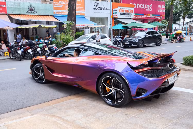 McLaren 750S có khả năng tăng tốc từ 0 – 100 km/h trong 2,8 giây và 0 – 200 km/h trong 7,2 giây (với bản Spider là 7,3 giây). Khả năng tăng tốc khi vào số được cải thiện bằng cách tối ưu hóa hộp số truyền động và phương thức kiểm soát chế độ kick down được cải tiến.