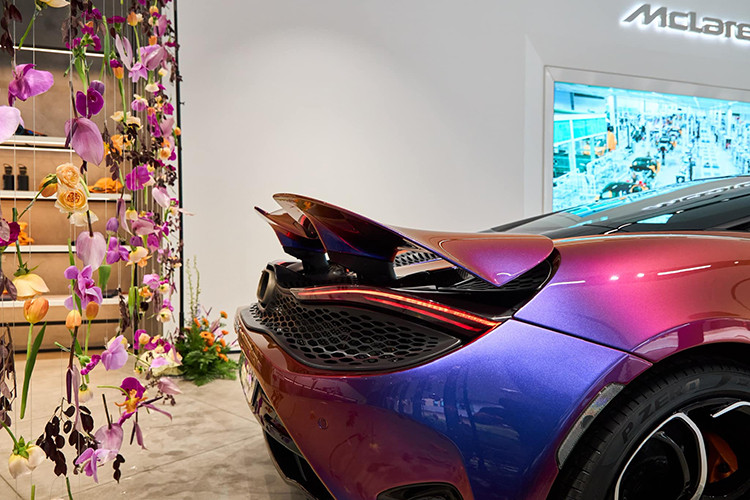 Là một siêu xe thể thao hiệu suất cao, McLaren 750S được trang bị nhiều bộ phận tối ưu để hoạt động an toàn khi chạy ở tốc độ cao như đĩa phanh carbon ceramic, kẹp phanh nguyên khối và lốp Pirelli P Zero Trofeo R.