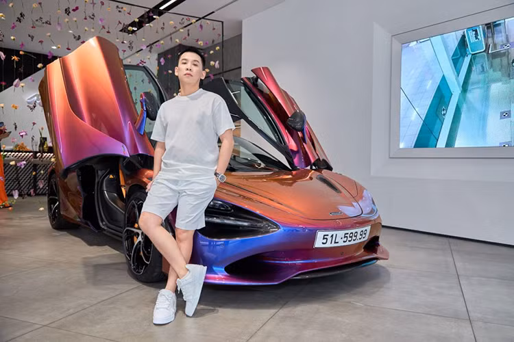 Theo hình ảnh được chia sẻ có thể thấy, chiếc McLaren 750S Coupe chính hãng Việt Nam này sở hữu ngoại thất khá nổi bật với 3 màu ánh tím, hồng, xanh pha trộn.