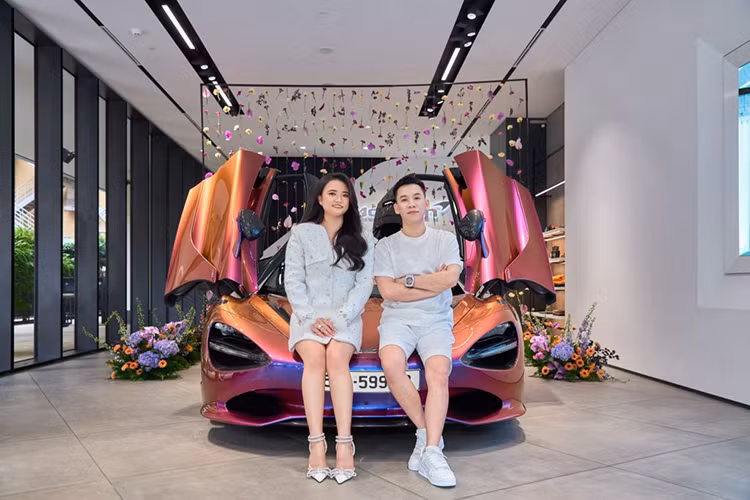  McLaren 750S của đại gia Việt gắn biển số 51L-599.99, đây là chiếc biển đã trúng đấu giá ngày 19/4 vừa qua với số tiền lên đến 1,565 tỷ đồng. Giá của biển số này thậm chí ngang với giá trị của chiếc BMW 320i, hiện đang được niêm yết 1,435 tỷ đồng.