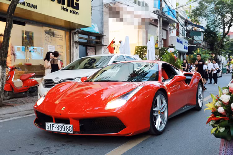 Tối 5/10 vừa qua, vợ chồng ca sỹ Tuấn Hưng đã tổ chức lễ khai trương một cơ sở kinh doanh mới tại Hà Nội. Tại sự kiện này, nam ca sĩ Hà thành gây chú ý cho người hậm mộ khi tự mình lái siêu xe Ferrari 488 GTB trị giá khoảng 16 tỷ đồng. Đây là siêu xe mà anh mới tậu cách đây không lâu và được mang biển kiểm soát "khủng" 51F-889.88
