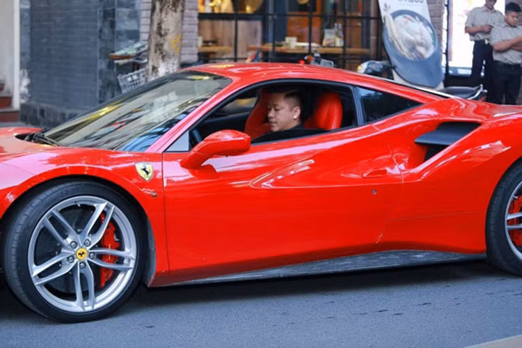Được biết, chiếc siêu xe Ferrari này được ca sỹ Tuấn Hưng mua tại một showroom siêu xe tư nhân tại TP HCM và thuộc diện đã qua sử dụng. Nhìn vào biển số, không khó để nhận ra đây là 1 trong 3 chiếc 488 GTB đầu tiên cập bến Việt Nam vào tháng 2/2016 và đã từng được sở hữu bởi bà chủ quán cà phê siêu xe quận 7.
