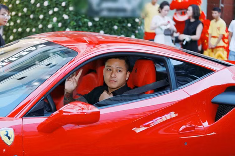Chiếc Ferrari của Tuấn Hưng mang tông màu ngoại thất đỏ rực rỡ. So với người đàn anh 458 thì 488 GTB được làm mới với thiết kế mạnh mẽ và ấn tượng hơn. Ở thân xe là hai hốc gió cỡ lớn kết hợp cùng những đường gân mang đến sự táo bạo cũng như xen kẽ các chi tiết mềm mại khác.