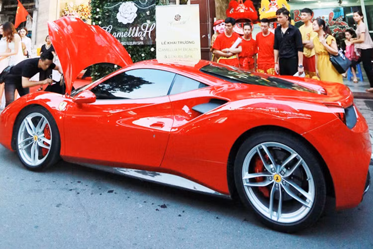 Theo giới thạo xe thì mẫu Ferrari 488 GTB mà ca sỹ Tuấn Hưng mới “tậu” về, trước đó cũng được các đại gia siêu xe tại Việt Nam lựa chọn bổ sung cho bộ sưu tập của mình như; Cường "Đô-la", đại gia Minh "Nhựa", em trai thiếu gia Phan Thành... và có mức giá khoảng từ 14 - 16 tỷ đồng.