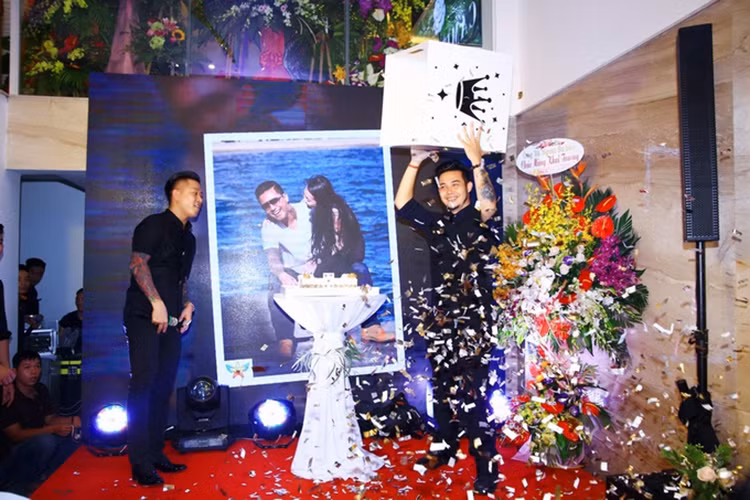 Cũng tại sự kiện lần này, mặc dù chỉ là một buổi lễ khai trương nhưng vợ Tuấn Hưng là hotgirl Hương Baby cũng đã dành cho ông xã của mình một bất ngờ khi tự tay tổ chức cho chồng mình một sinh nhật thật thú vị và ấm cúng. Anh chàng ca sỹ Hà thành cũng không giấu được sự bất ngờ và niềm hạnh phúc khi nhận được món quà và tình cảm từ vợ.