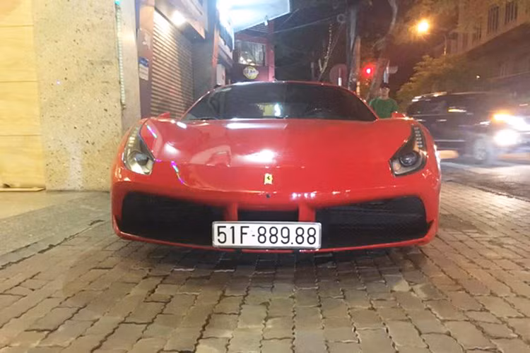 Ca sĩ Tuấn Hưng cũng được biết đến là một tay chơi xe có tiếng khi từng sở hữu vài mẫu xe đắt tiền như BMW X6, Range Rover Evoque, Mercedes-Benz S400, Mercedes-Benz C300 AMG hay Mercedes-Benz C200 độ. Bên cạnh đó còn có những chiếc mô-tô phân khối lớn như Honda CBR1000RR hay Ducati Diavel bản Cromo,...