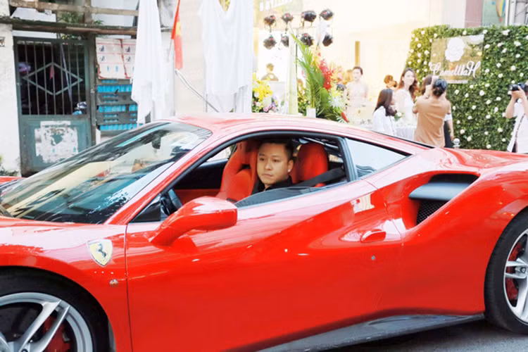 Ferrari 488 GTB sở hữu khối động cơ V8 dung tích 3.8L, đạt công suất tối đa hơn 660 mã lực ở giữa khoảng tua máy từ 6.200 đến 8.000 vòng/phút. Mô-men xoắn đạt 760 Nm tại 3.000 vòng/phút. Ngoài ra xe còn sử dụng hộp số ly hợp kép 7 cấp. Xe chỉ cần 3 giây để tăng tốc từ 0-100km/h và đạt vận tốc tối đa 330km/h.