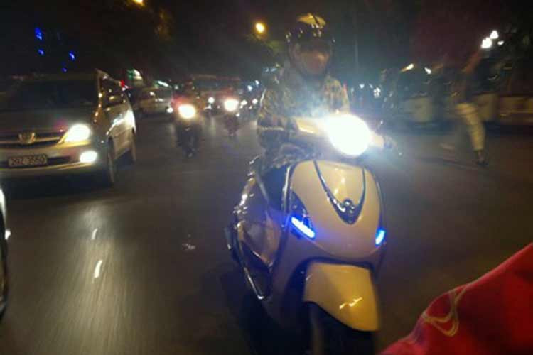 Nhung thoi quen “xau” cua chi em phu nu khi chay xe de gay hoa-Hinh-2