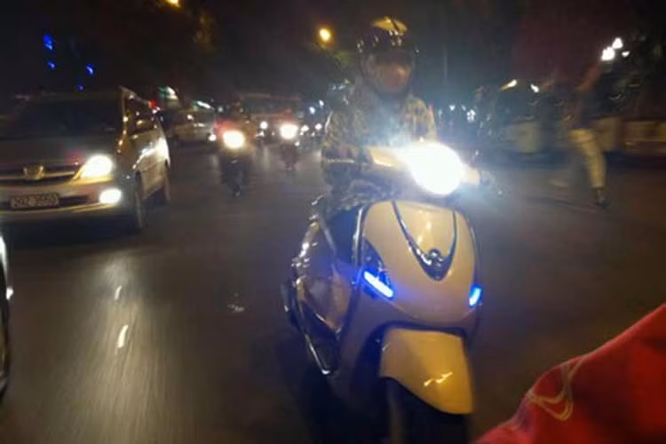 Nhung thoi quen “xau” cua chi em phu nu khi chay xe de gay hoa-Hinh-2