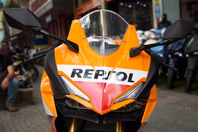 Ngôn ngữ thiết kế mới được Honda áp dụng lần đầu trên CBR150R thế hệ mới, đã được tiếp tục ứng dụng trên mẫu CBR250RR bản đặc biệt này. Nổi bật ở phía trước mũi xe là cặp đèn pha nằm ẩn trong các hốc, phía trên là 2 đèn demi LED đầy ấn tượng kèm logo Repsol.